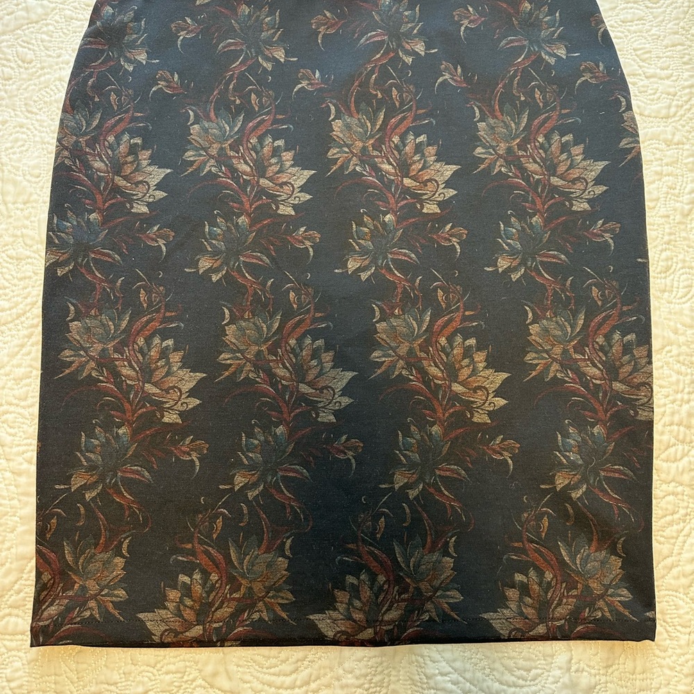 Heritage Floral Old Money Pencil Skirt –Classic Tailored Elegance-Black & Brown